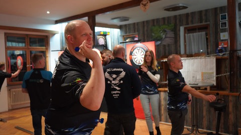 In Bermatingen fliegen die Dartpfeile