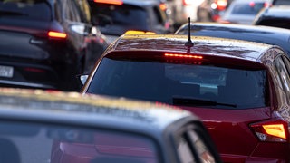 Autos stauen sich auf den Straßen.