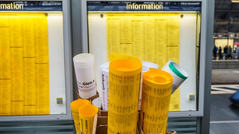 Neue Fahrpläne zusammengerollt vor den Infokästen der Deutschen Bahn. Seit Sonntag gelten europaweit neue Fahrpläne. Auch in der Region Bodensee-Oberschwaben gibt es Änderungen.