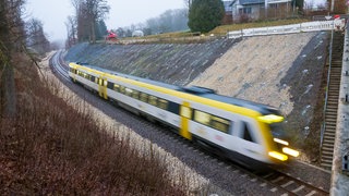 Ein Regionalzug auf der Strecke bei Riedlingen. Mehr als vier Monate nach dem schweren Zugunglück mit drei Toten und Dutzenden Verletzten fahren dort wieder Züge.