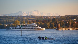 Ein Kursschiff der "Weißen Flotte" auf dem Bodensee vor Konstanz.