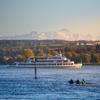 Ein Kursschiff der "Weißen Flotte" auf dem Bodensee vor Konstanz.