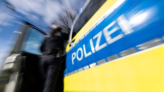 Eine Polizistin der Polizei Baden-Württemberg steht an einem Einsatzfahrzeug. Nach einer Gerichtsverhandlung in Bad Saulgau versuchte ein Straftäter zu entkommen und wurde wenige Minuten später von der Polizei festgenommen. (Symbolbild)
