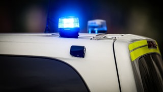 Ein Blaulicht leuchtet auf einem Polizeiauto. Der vor knapp drei Wochen aus dem Zentrum für Psychiatrie Reichenau entflohene Mann ist festgenommen. (Symbolbild)
