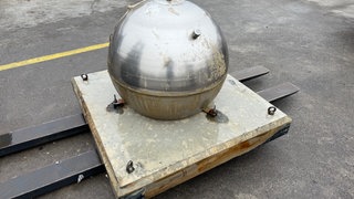Eine 800 Kilogramm schwere Kugel voller Gin wurde vom Schiffsbergeverein aus Romanshorn im Bodensee wieder gefunden.