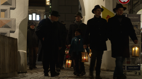 Jung und alt bei Klosen-Sängern