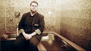 Hotelmanager Christian Heil sitzt am Rand eines Moorbades in Bad Wurzach. In Oberschwaben wird das klassische Moorbad immer seltener.