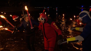 47 Männer und Frauen sind beim Silvesterschwimmen 2025 der DLRG vor Konstanz in den Bodensee getaucht.
