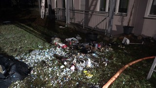 Zerfetzte Reste liegen im Dunkeln auf einem Grundstück. Hier war eine zweite Kugelbombe explodiert.