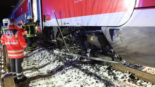 Ein Regionalzug hat bei Friedrichshafen einen leeren Bootsanhänger überfahren und mitgeschleift.