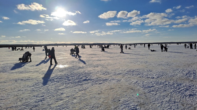 Der Federsee bei Bad Buchau im Kreis Biberach ist komplett zugefroren. Am Wochenende war er deshalb bei Spaziergängern und Schlittschuhläufern ein beliebtes Ausflugsziel.