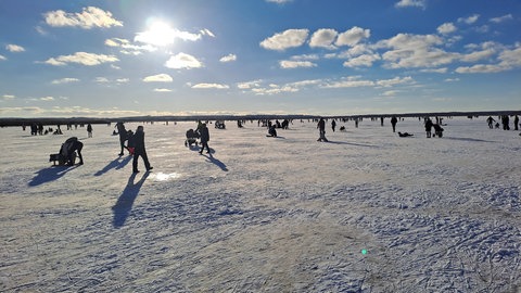 Der Federsee bei Bad Buchau im Kreis Biberach ist komplett zugefroren. Am Wochenende war er deshalb bei Spaziergängern und Schlittschuhläufern ein beliebtes Ausflugsziel.