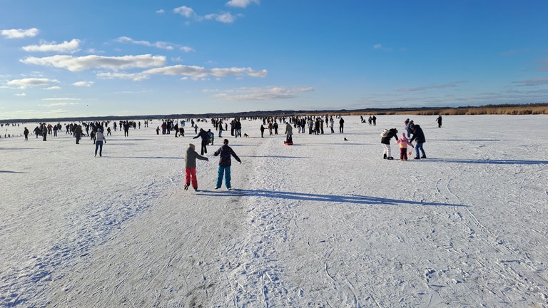 Der Federsee bei Bad Buchau im Kreis Biberach ist komplett zugefroren. Am Wochenende war er deshalb bei Spaziergängern und Schlittschuhläufern ein beliebtes Ausflugsziel.