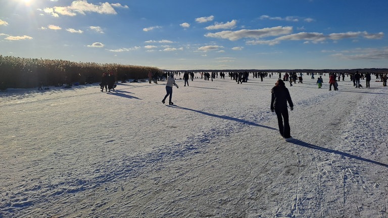 Der Federsee bei Bad Buchau im Kreis Biberach ist komplett zugefroren. Am Wochenende war er deshalb bei Spaziergängern und Schlittschuhläufern ein beliebtes Ausflugsziel.