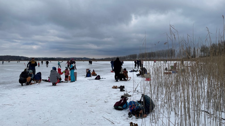 Spaziergänger sind am Montag auf dem zugefrorenen Bodensee zwischen Hegne und der Reichenau auf dem Eis.