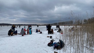 Spaziergänger sind am Montag auf dem zugefrorenen Bodensee zwischen Hegne und der Reichenau auf dem Eis.