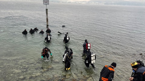 Fast 200 Taucherinnen und Taucher haben am traditionellen Dreikönigstauchen am Bodensee bei eisigen Wassertemperaturen teilgenommen.