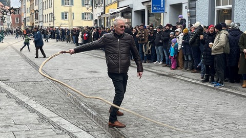 Auch bei Eiseskälte säumten etliche Zuschauer die Straßen der Überlinger Altstadt, um beim traditionellen Einschnellen der Fastnacht an Dreikönig mit dabei zu sein.