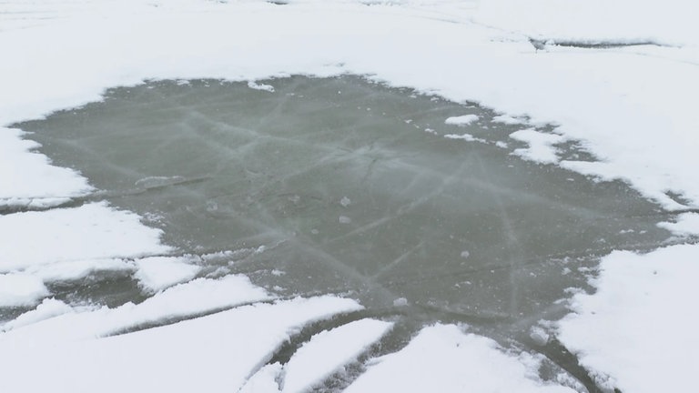 Der zugefrorene Gnadensee: Die Eisfläche wird kleiner, das Eis schmilzt und wird brüchig.