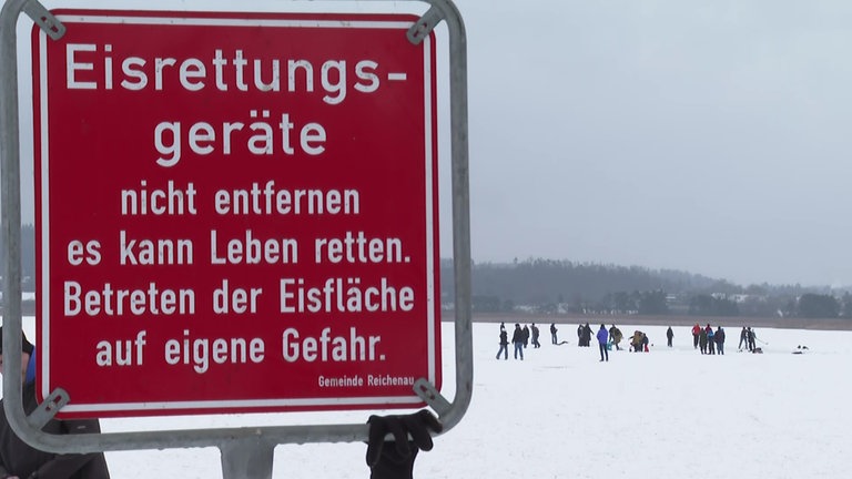 Ein Schild informiert über Eisrettungsgeräte. Auf dem zugefrorenen Gnadensee schmilzt das Eis.