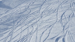 In Tschagguns ist am Donnerstag eine 70-Jährige von einer Lawine erfasst worden. Währenddessen gibt es in vielen Skigebieten noch gute Bedingungen. (Symbolbild)