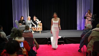 Eine junge Frau im Brautkleid. Sie prästentiert es auf der Hochzeitsmesse "Ewig Dein". Diese findet am Samstag und Sonntag in Ravensburg statt.