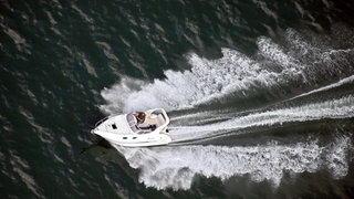 Ein Motorboot auf dem Bodensee: Segelschulen können auch künftig Sportbootführerscheine hier anbieten.