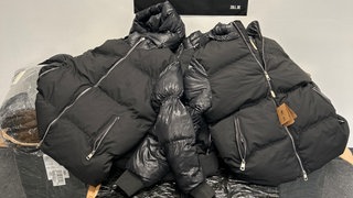 Am Zoll in Konstanz wurden gefälschte Luxusbekleidung im Originalwert von rund 70.000 Euro sichergestellt.
