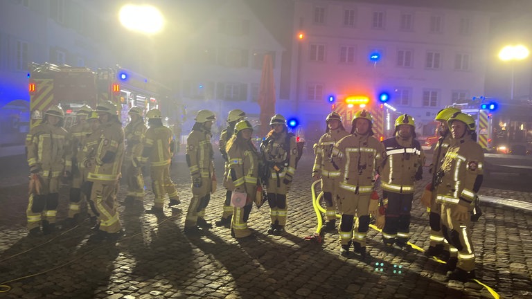 Einsatzkräfte sammeln sich auf dem Münsterplatz in Konstanz.