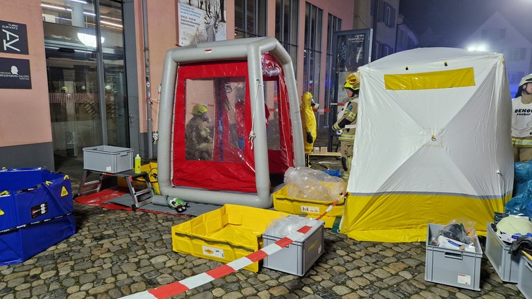 Dekontaminationszelte stehen vor dem Kulturzentrum in Konstanz. Dort war Mittwochabend ein noch unbekannter Gefahrstoff ausgetreten.