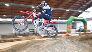 Ein sportliches Motorrad schanzt über einen Dreck-Hügel und fliegt durch die Luft. Vom 23. bis 25. Januar 2026 ist wieder Motorradwelt Bodensee in der Messe Friedrichshafen. 