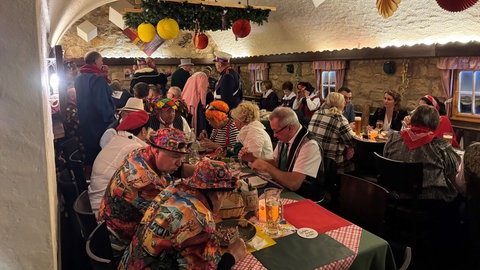 Narren feiern Fastnacht in einer Gaststätte. In Stockach findet an diesem Wochenende das große Narrentreffen statt.