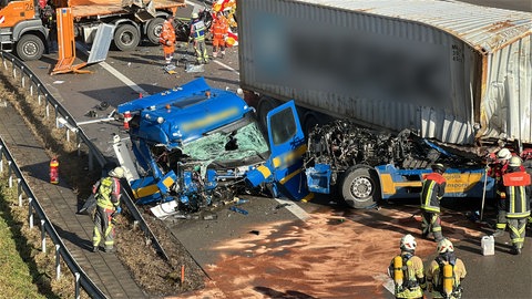 Auf der A96 bei Lindau ist es am Dienstag zu einem schweren Unfall mit einem Lkw gekommen.