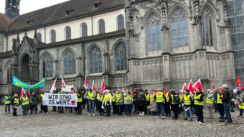 Mehr als 100 Beschäftigte der Universität und Hochschule in Konstanz sowie des ZfP Reichenau nehmen am Mittwoch am Warnstreik teil.