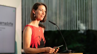 Bettina Gräfin Bernadotte hält eine Rede im Palmenhaus auf der Insel Mainau. Künftig berät sie die Bundesregierung