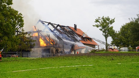 120 Einsatzkräfte bekämpften die Flammen in dem Bauernhof bei Leupolz.