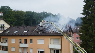 Die Feuerwehr ist mit über hundert Einsatzkräften vor Ort und löscht den Brand.