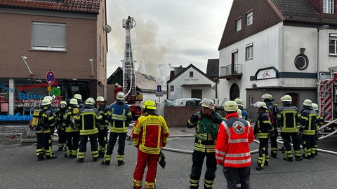 Feuerwehrleute löschen ein Feuer in Friedrichshafen. Zwei Jugendliche werden verdächtigt, das Feuer verursacht zu haben.