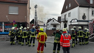 Feuerwehrleute löschen ein Feuer in Friedrichshafen. Zwei Jugendliche werden verdächtigt, das Feuer verursacht zu haben.