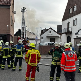 Feuerwehrleute löschen ein Feuer in Friedrichshafen. Zwei Jugendliche werden verdächtigt, das Feuer verursacht zu haben.