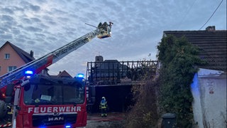 Die Feuerwehr bei Löscharbeiten in Friedrichshafen. Zwei Jugendliche haben die Tat gestanden.