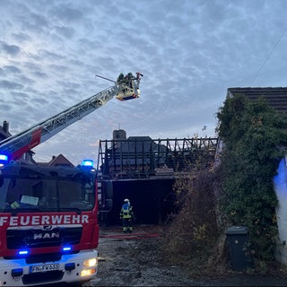 Die Feuerwehr bei Löscharbeiten in Friedrichshafen. Zwei Jugendliche haben die Tat gestanden.