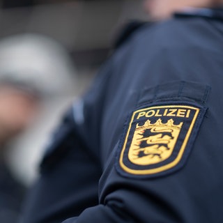 Ein Polizist und eine Polizistin der Polizei Baden-Württemberg. Ein 34-jähriger Mann soll für den Großbrand am Montag im ehemaligen Schloss in Schemmerberg verantwortlich sein.