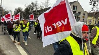 ZfP-Beschäftigte ziehen durch Ravensburg. Die Gewerkschaft ver.di hatte sie zum Streik aufgerufen.