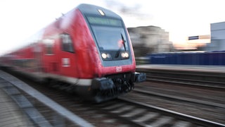 Ein Regionalzug der Deutschen Bahn fährt über ein Gleis (Symbolbild). In Meckenbeuren hat ein Regionalzug ein herrenloses Fahrrad überrollt.