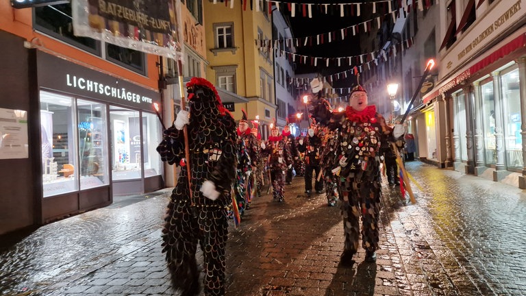 Die Blätzlebuebe und andere Närrinnen und Narren wecken Konstanz am Schmotzigen Dunschtig.