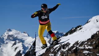 Julius Reichle bei einem Snowboardcross Wettkampf im März 2025. Der Sportsoldat vom Skiclub Konstanz geht bei den Olympischen Winterspielen in der Disziplin Snowboardcross für das Team Deutschland an den Start.