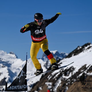 Julius Reichle bei einem Snowboardcross Wettkampf im März 2025. Der Sportsoldat vom Skiclub Konstanz geht bei den Olympischen Winterspielen in der Disziplin Snowboardcross für das Team Deutschland an den Start.