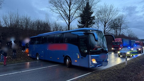 Ein wendender Reisebus behindert den Einsatz der Rettungskräfte auf der B31 bei Kressbronn.