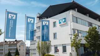 Die Hauptstelle der Volksbank Bodensee-Oberschwaben in Tettnang (Bodenseekreis): Die Bank ist mit ihrer Bilanz für das Jahr 2025 zufrieden.